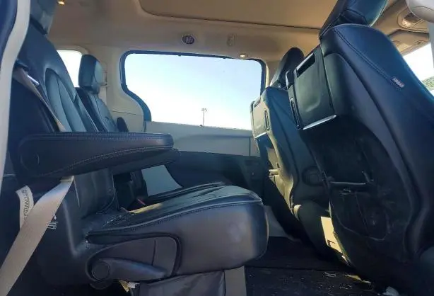 2017 CHRYSLER PACIFICA LIMITED  