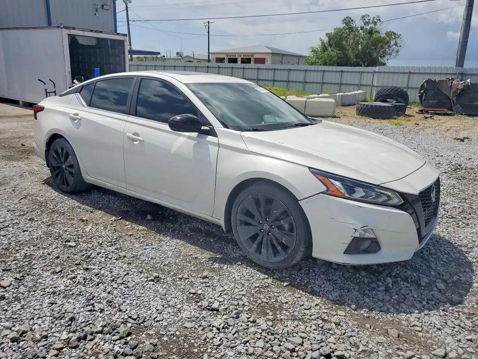 2022 NISSAN ALTIMA SR  