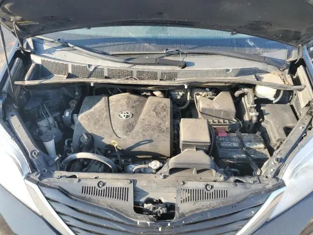 2017 TOYOTA SIENNA LE  