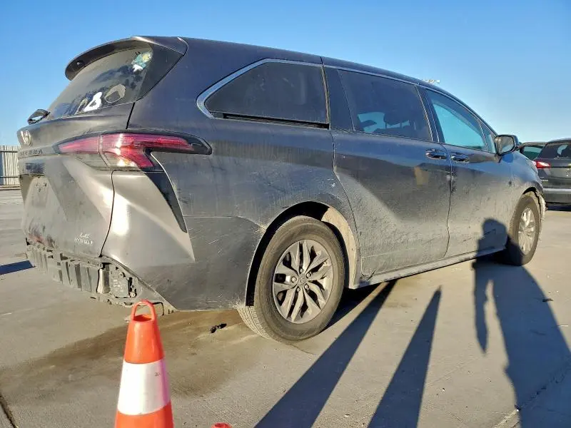 2021 TOYOTA SIENNA LE  