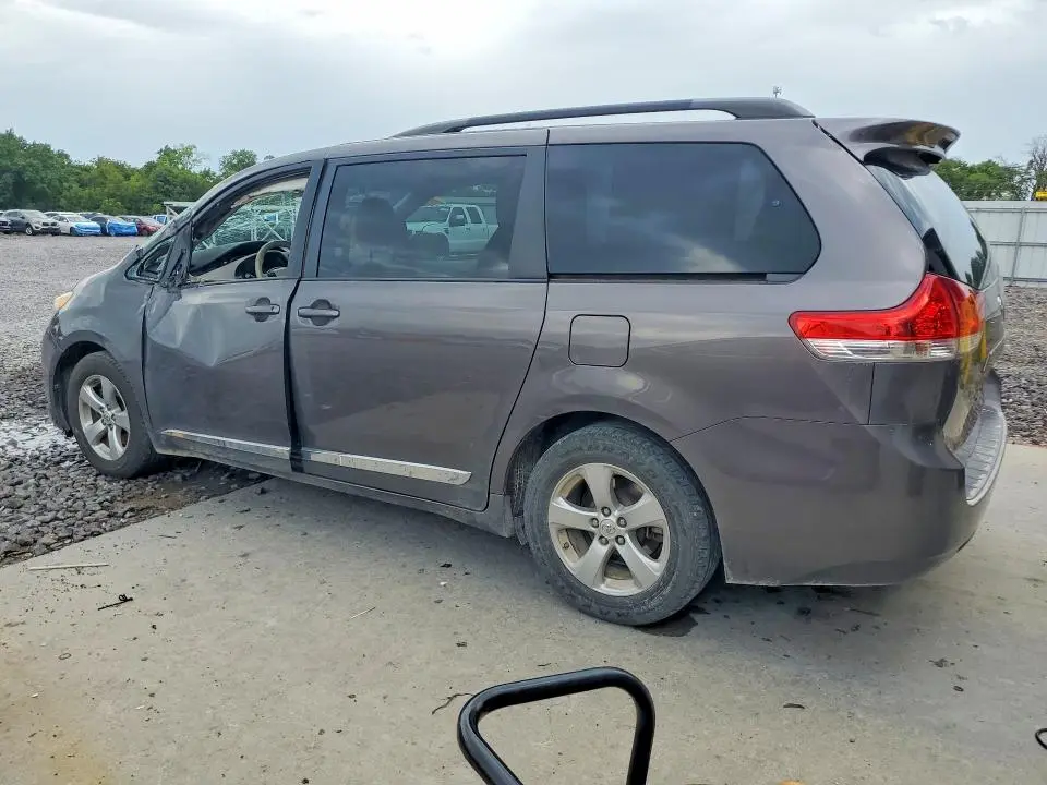 2013 TOYOTA SIENNA LE  