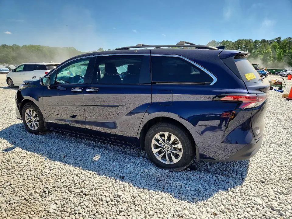 2021 TOYOTA SIENNA XLE  