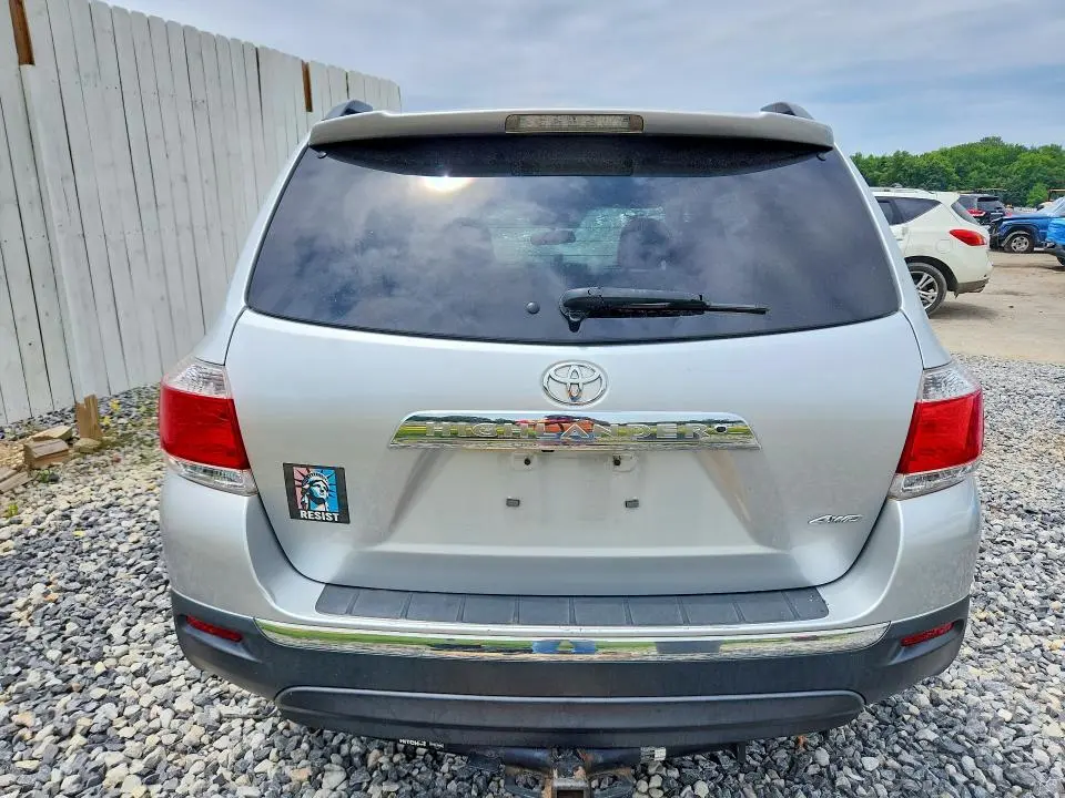 2013 TOYOTA HIGHLANDER SE  