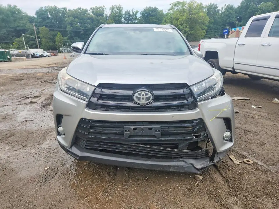 2017 TOYOTA HIGHLANDER SE  