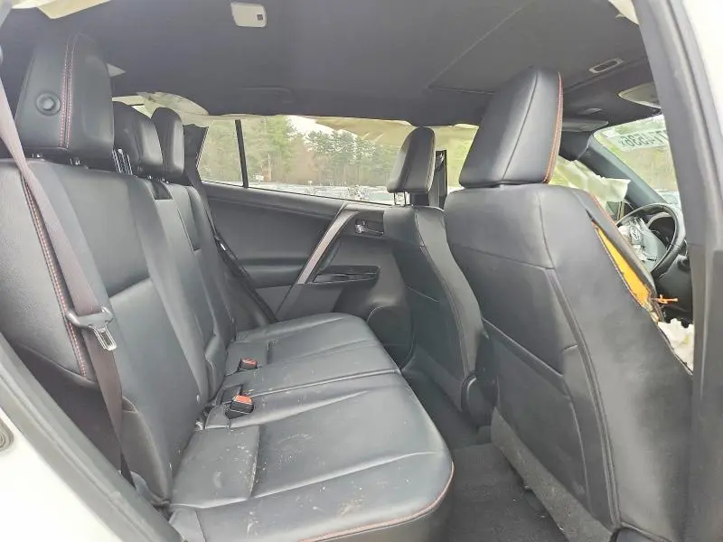 2016 TOYOTA RAV4 SE  