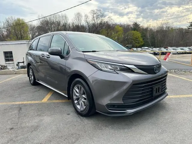 2022 TOYOTA SIENNA LE  