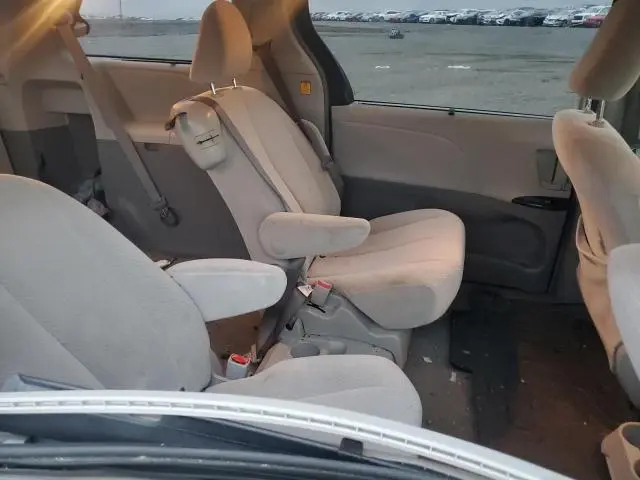 2011 TOYOTA SIENNA LE  