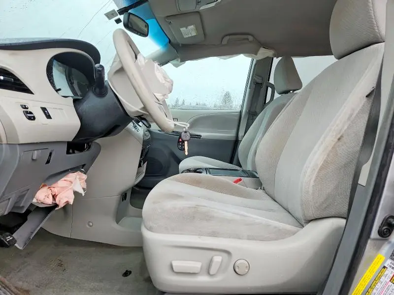 2013 TOYOTA SIENNA LE 8-PASSENGER  