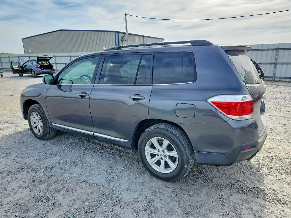 2011 TOYOTA HIGHLANDER SE  