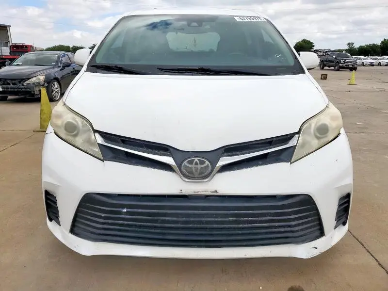 2018 TOYOTA SIENNA LE  