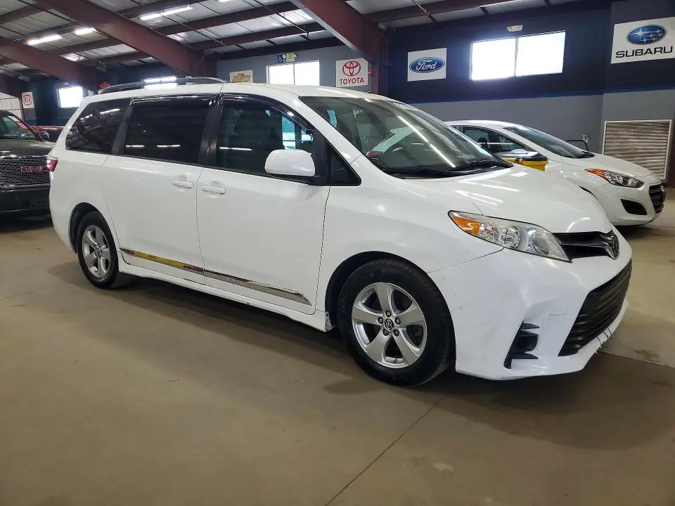 2018 TOYOTA SIENNA LE  