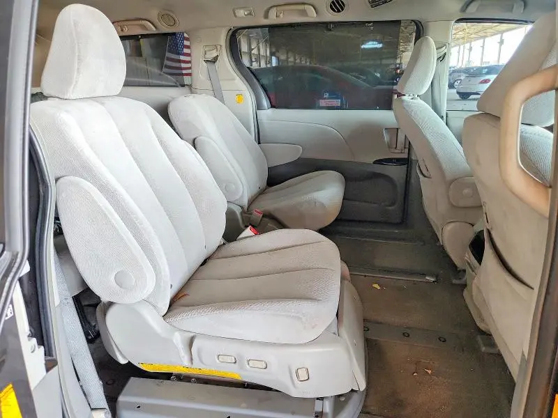 2013 TOYOTA SIENNA LE  