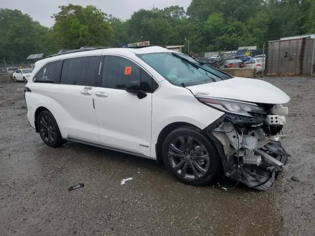 2021 TOYOTA SIENNA XSE  