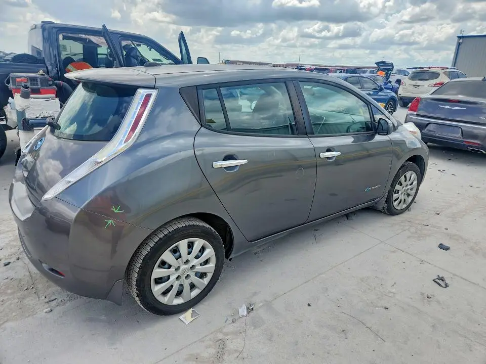 2015 NISSAN LEAF S  