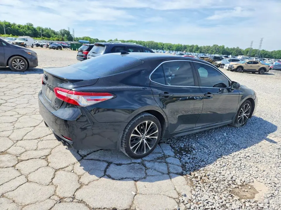 2019 TOYOTA CAMRY SE  