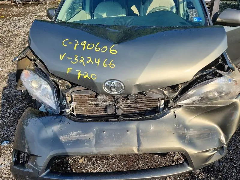 2013 TOYOTA SIENNA LE  