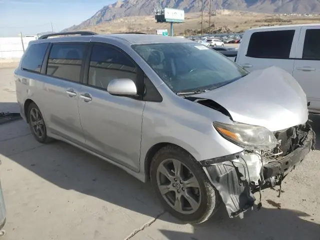 2018 TOYOTA SIENNA SE  