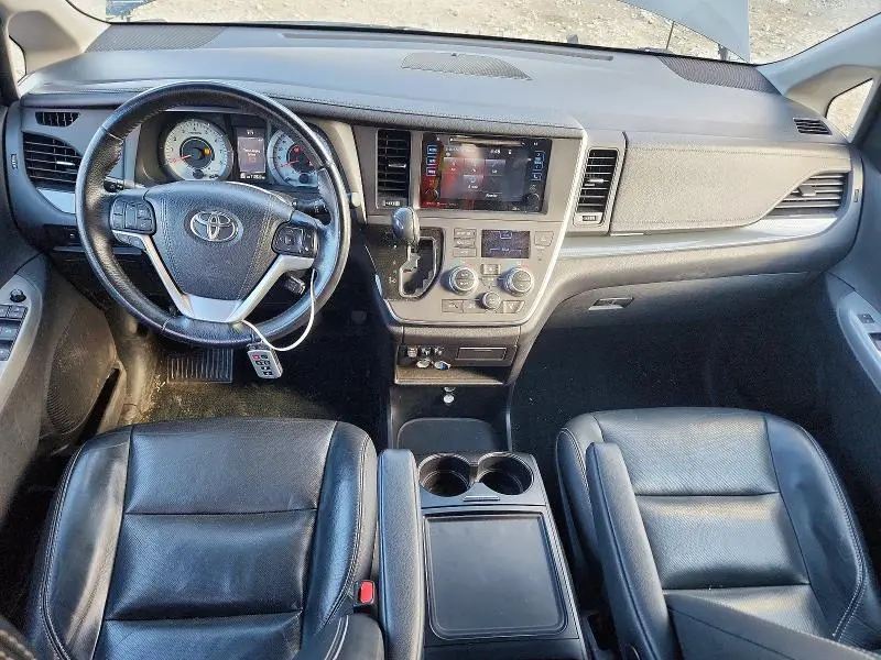 2017 TOYOTA SIENNA SE  