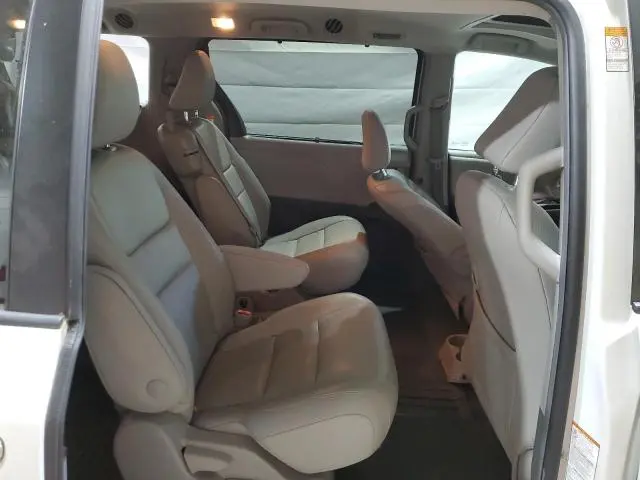 2019 TOYOTA SIENNA XLE  