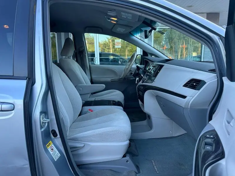 2014 TOYOTA SIENNA LE  