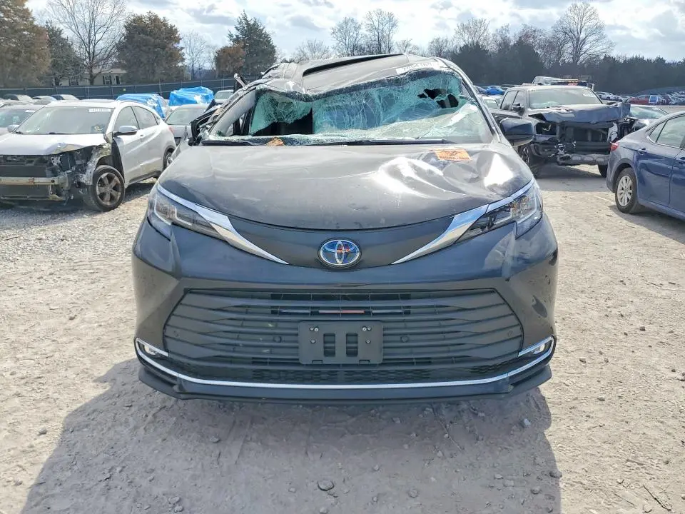 2022 TOYOTA SIENNA XLE 8-PASSENGER  