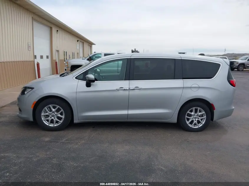 2022 CHRYSLER VOYAGER LX