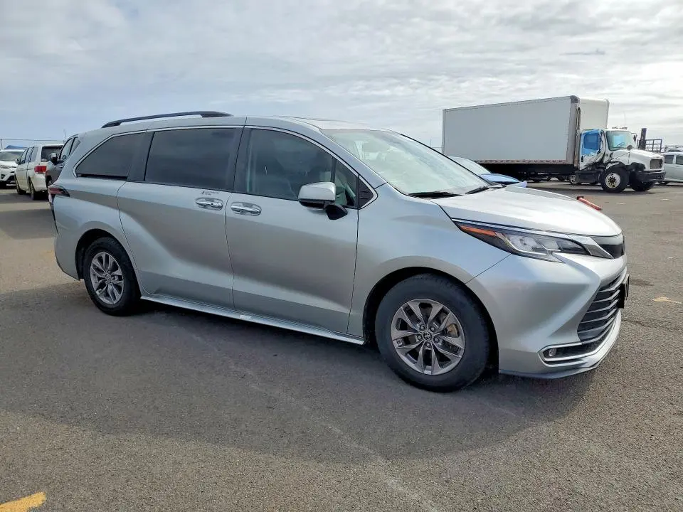 2023 TOYOTA SIENNA XLE  