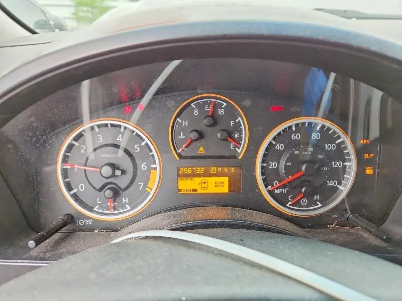 2010 NISSAN TITAN SE  