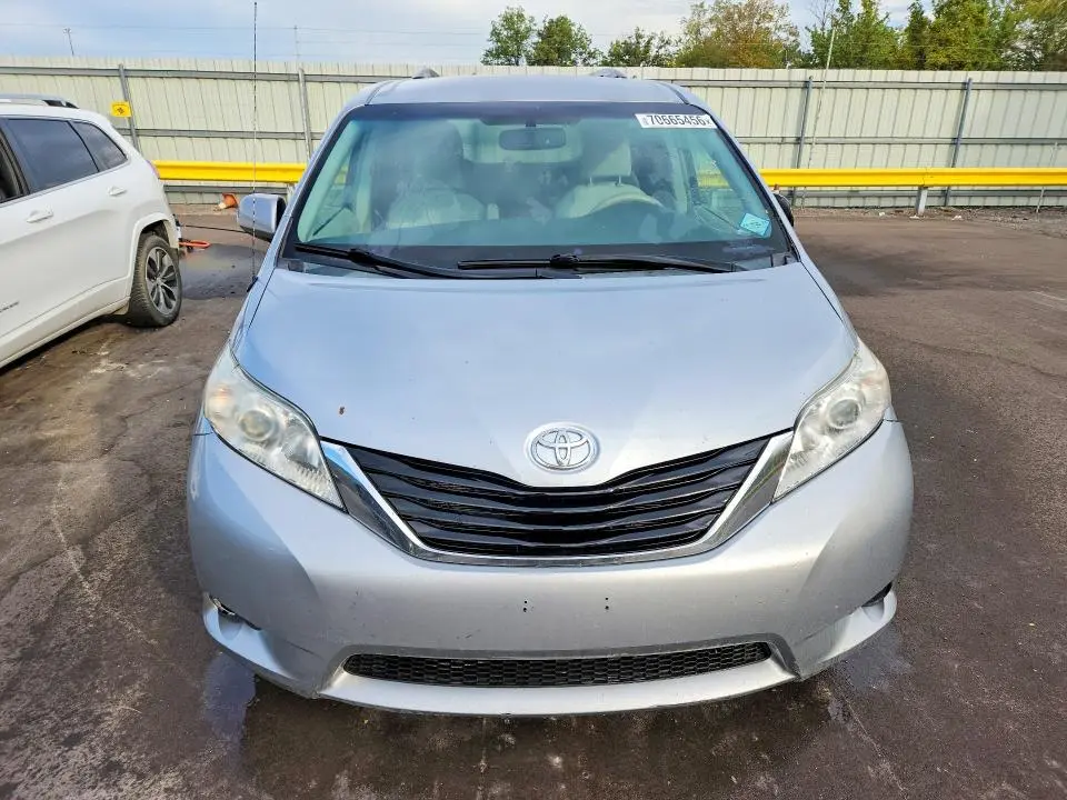 2014 TOYOTA SIENNA LE  