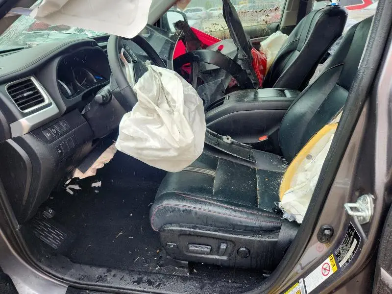 2019 TOYOTA HIGHLANDER SE  