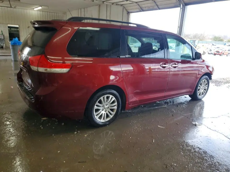 2014 TOYOTA SIENNA XLE 8-PASSENGER  
