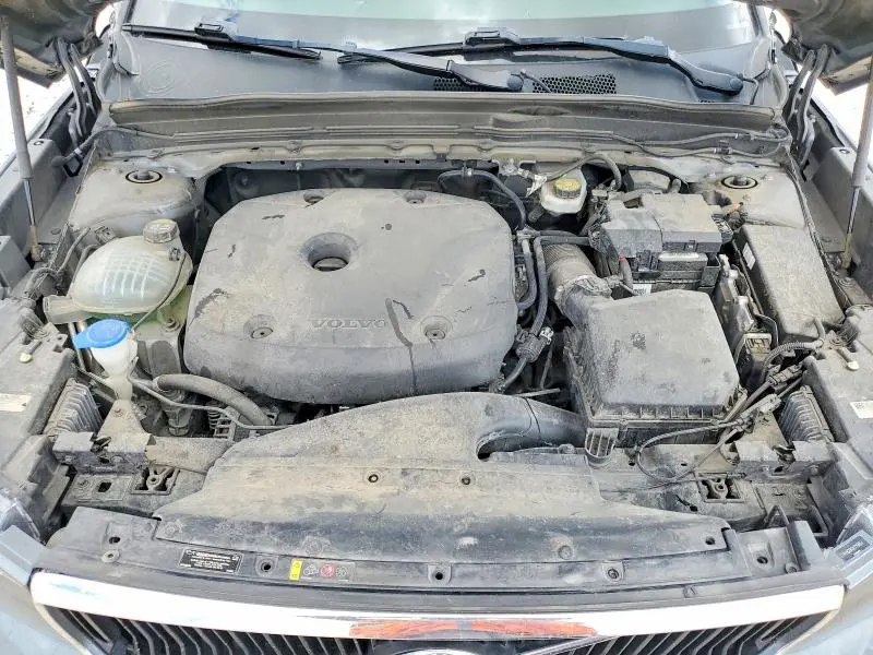 2019 VOLVO XC40 T5 MOMENTUM  