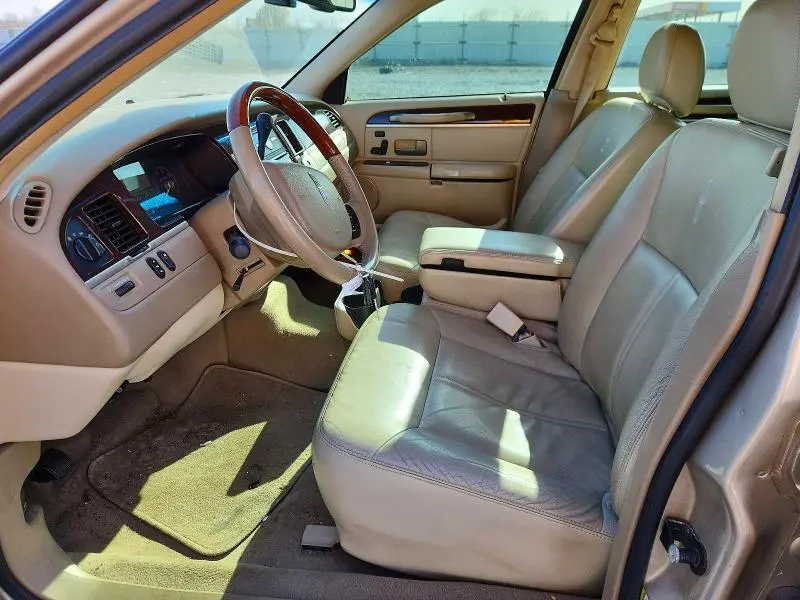2010 LINCOLN TOWN CAR SIGNATURE LIMITED  
