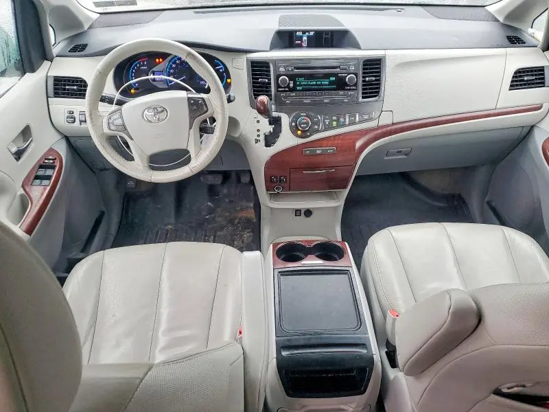 2014 TOYOTA SIENNA XLE 8-PASSENGER  