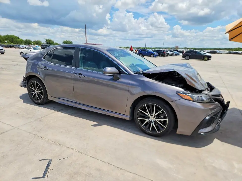 2024 TOYOTA CAMRY SE  