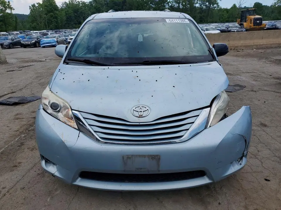2016 TOYOTA SIENNA LE  