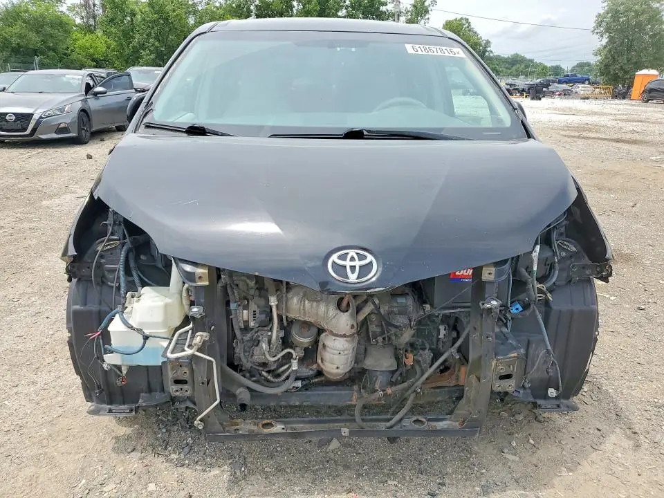 2014 TOYOTA SIENNA LE  