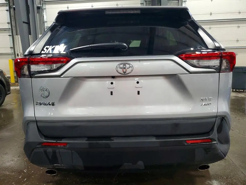 2022 TOYOTA RAV4 XLE  