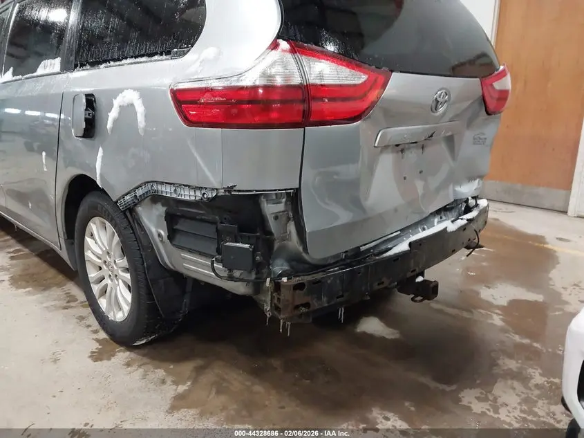 2015 TOYOTA SIENNA XLE 8 PASSENGER