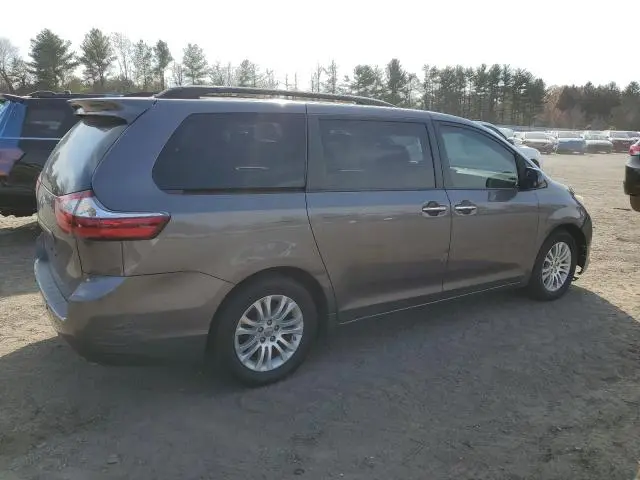 2017 TOYOTA SIENNA XLE  