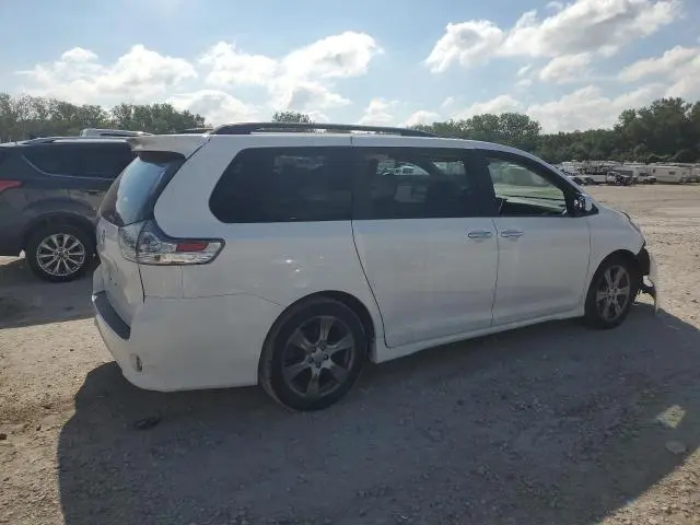 2017 TOYOTA SIENNA SE  