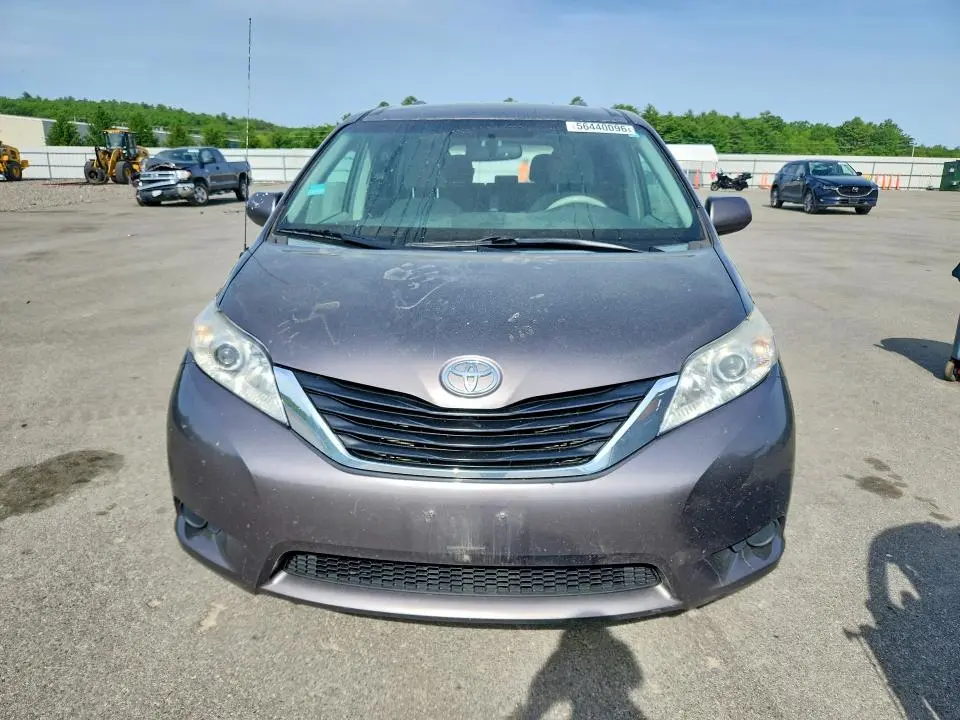 2013 TOYOTA SIENNA LE  