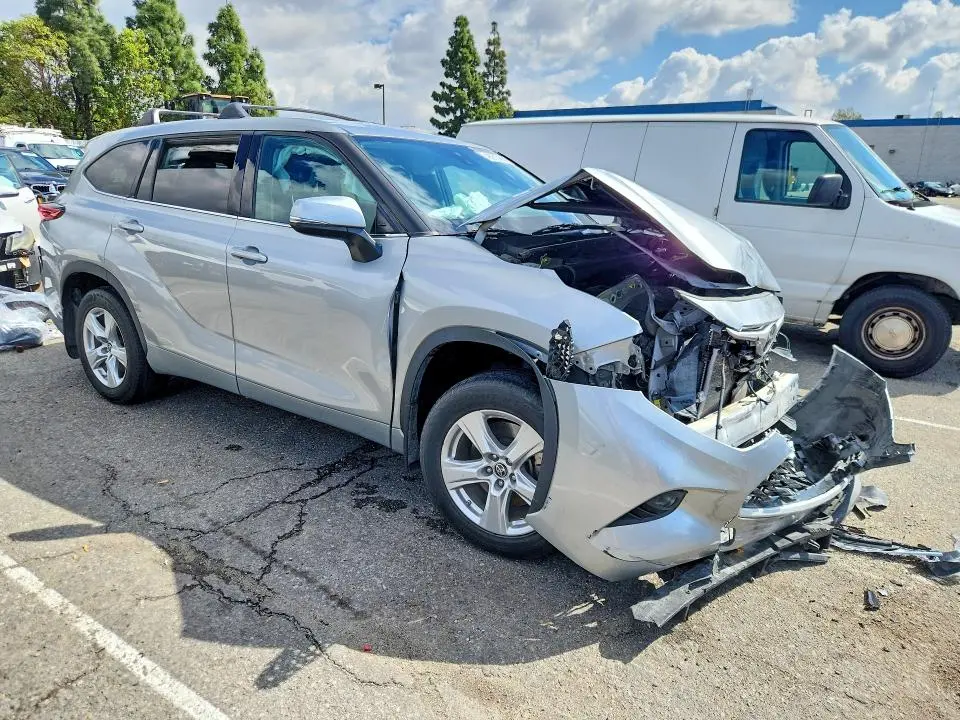 2022 TOYOTA HIGHLANDER LE  
