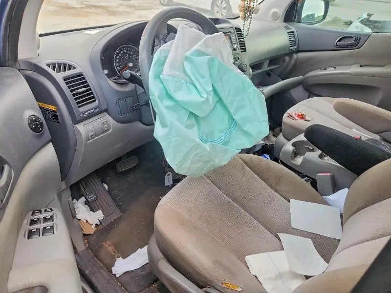 2012 KIA SEDONA LX  