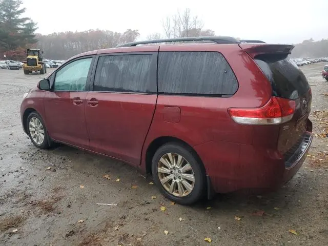 2013 TOYOTA SIENNA LE  