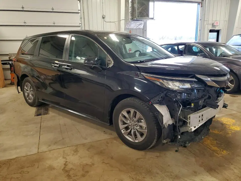 2022 TOYOTA SIENNA XLE  