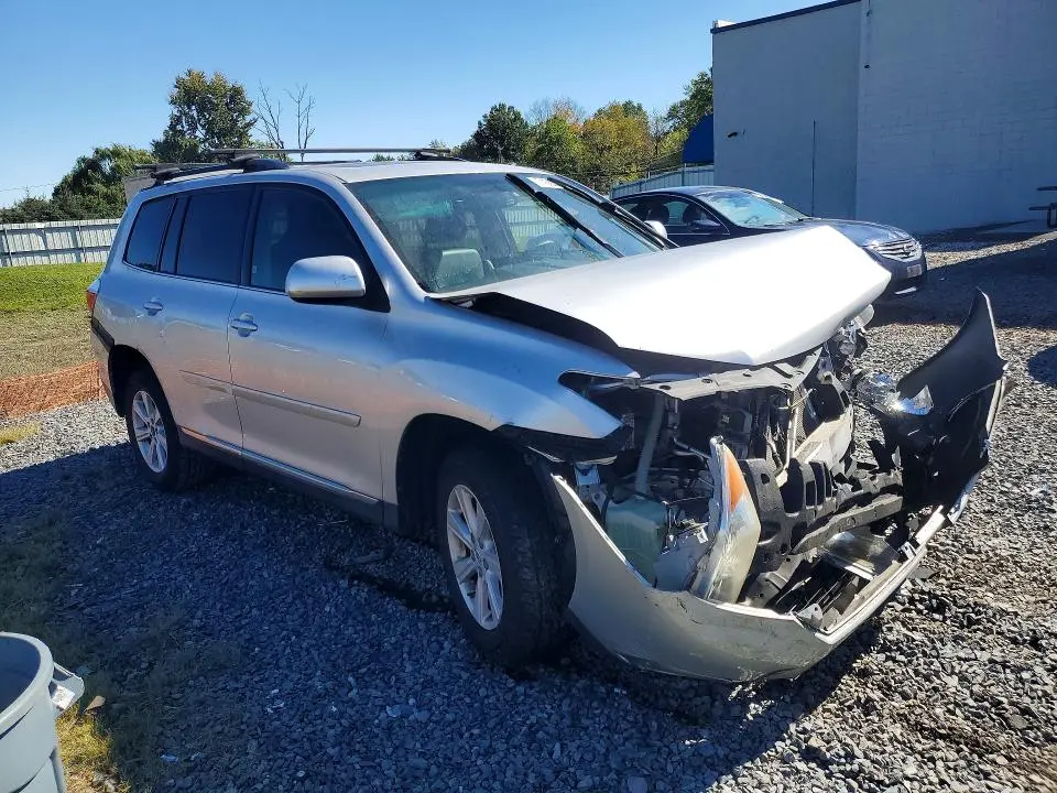 2011 TOYOTA HIGHLANDER SE  