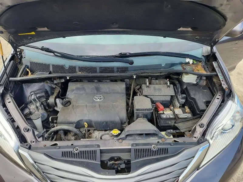 2014 TOYOTA SIENNA XLE 8-PASSENGER  