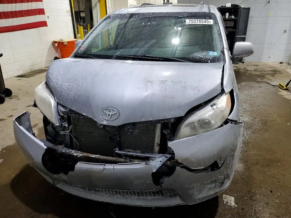 2012 TOYOTA SIENNA XLE  
