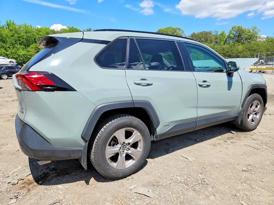 2022 TOYOTA RAV4 XLE  